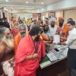 पुजारी प्रतिनिधि महेश शर्मा का हो निष्कासन, अखाड़ा परिषद ने खोला मोर्चा